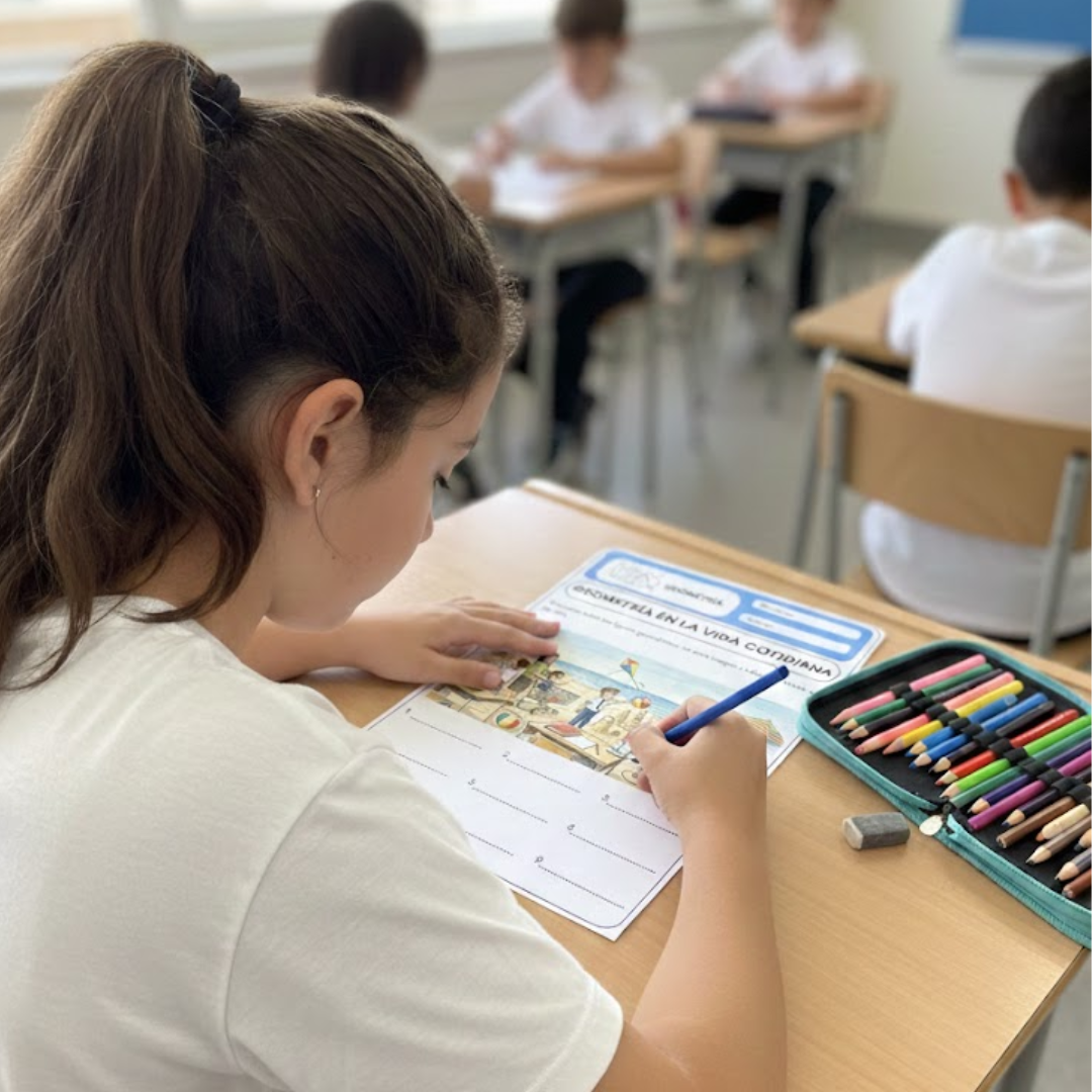Niños interactuando con figuras geométricas