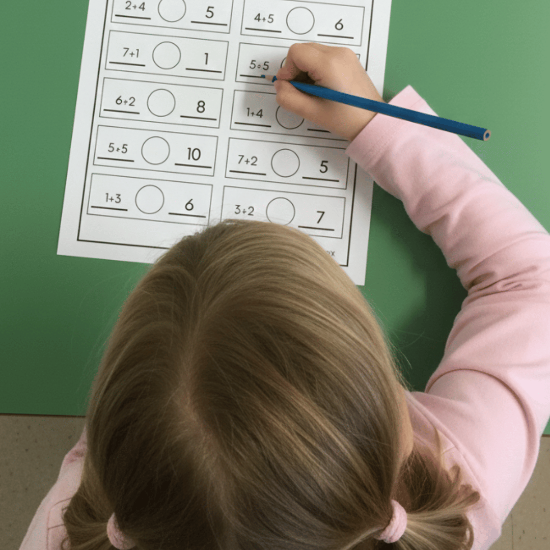 Plantilla reutilizable con fichas para practicar comparaciones numéricas, sumas y restas sin llevadas mediante los signos >, < y =, ideal para reforzar cálculo