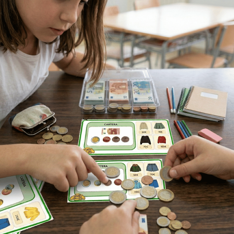 Recurso manipulativo de educación financiera para 3º y 4º de primaria. Tarjetas plastificables para sumar euros y céntimos, trabajar números decimales